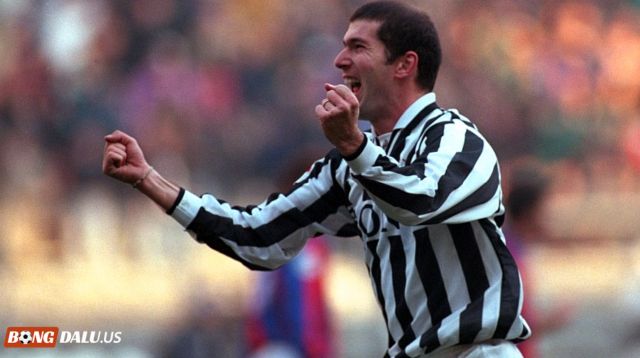 Zinédine Zidane đã bộc lộ tài năng chơi bóng đá từ khá sớm Zinédine Zidane đã bộc lộ tài năng chơi bóng đá từ khá sớm
